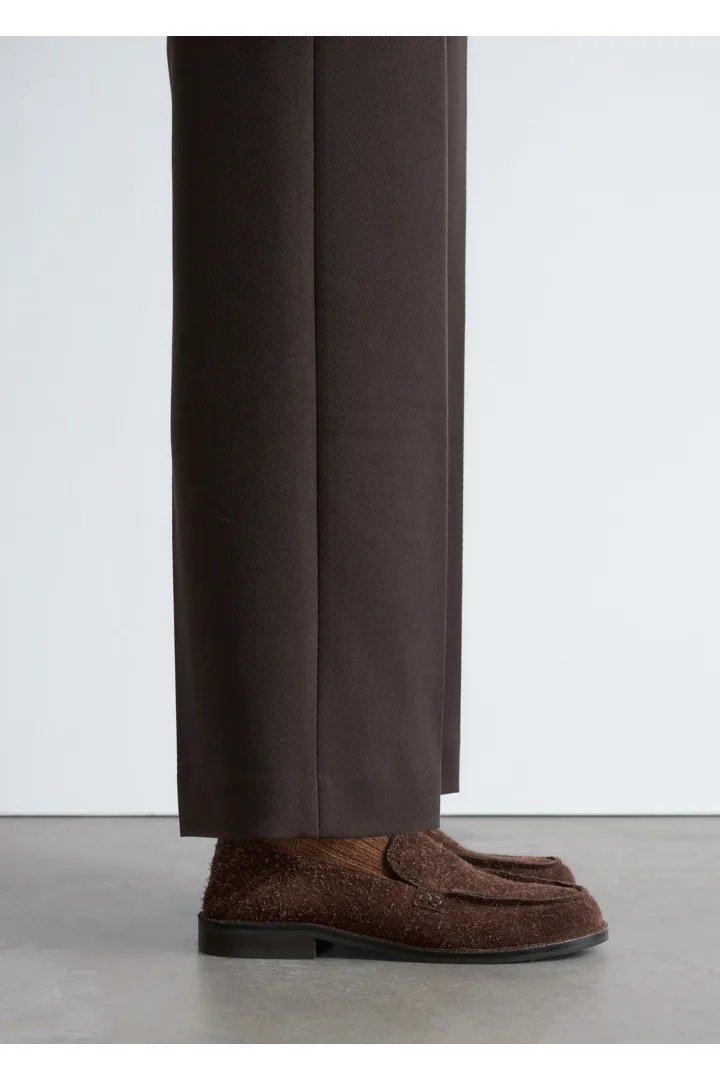 앤아더스토리즈 소프트 힐 로퍼의 브라운컬러 ECOMLook입니다.