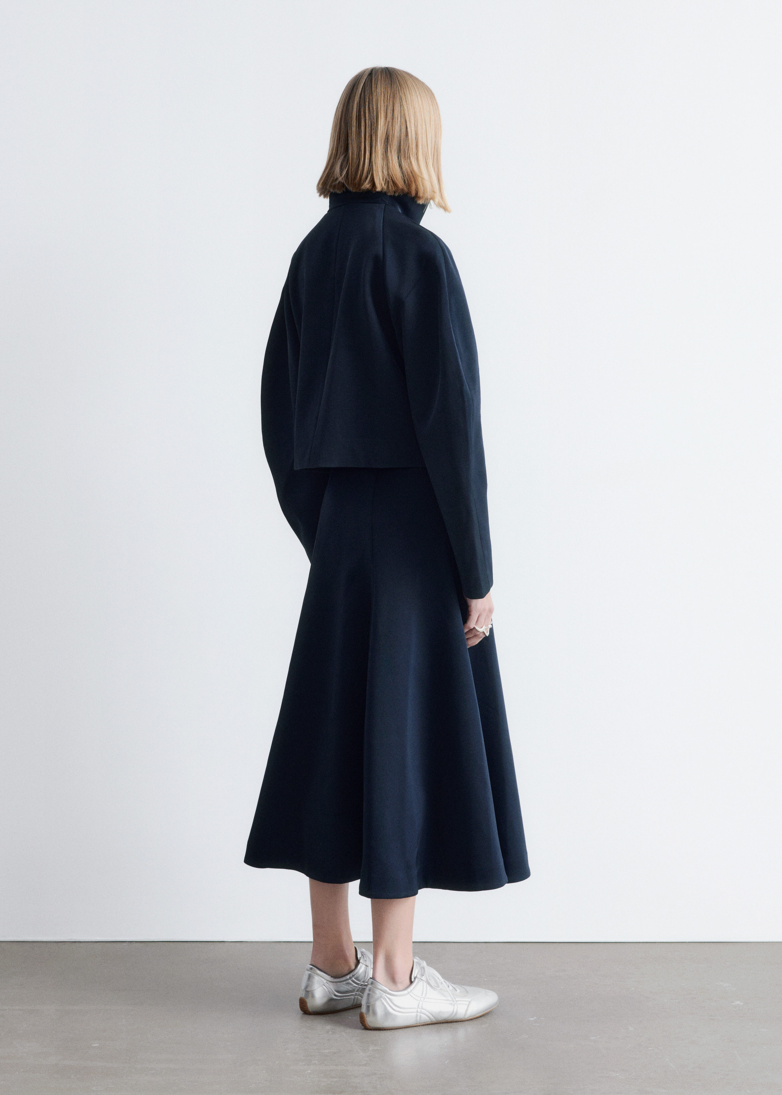 앤아더스토리즈 스컬프처럴 슬리브 자켓의 네이비 블루컬러 ECOMLook입니다.