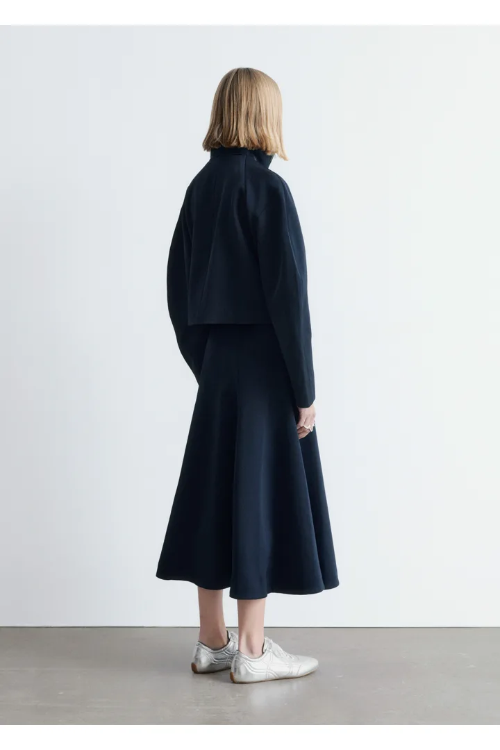 앤아더스토리즈 스컬프처럴 슬리브 자켓의 네이비 블루컬러 ECOMLook입니다.