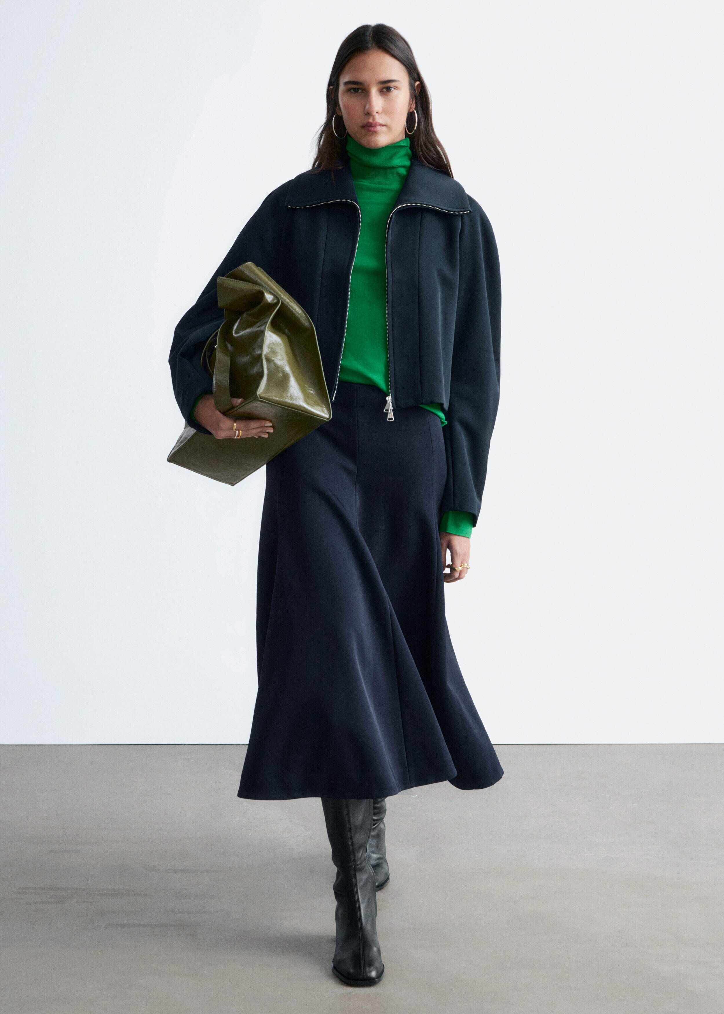 앤아더스토리즈 스컬프처럴 슬리브 자켓의 네이비 블루컬러 ECOMLook입니다.