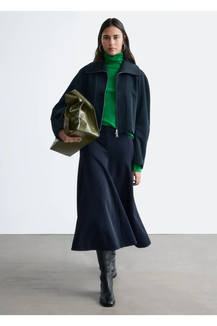 앤아더스토리즈 스컬프처럴 슬리브 자켓의 네이비 블루컬러 ECOMLook입니다.