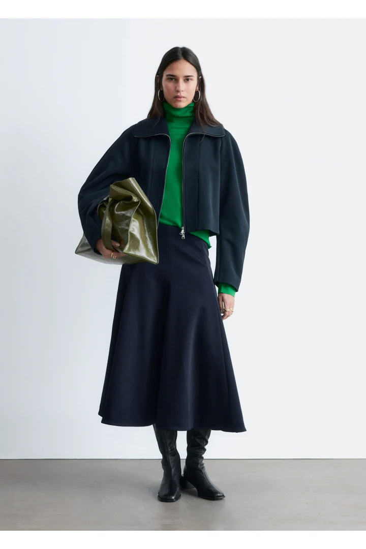 앤아더스토리즈 스컬프처럴 슬리브 자켓의 네이비 블루컬러 ECOMLook입니다.