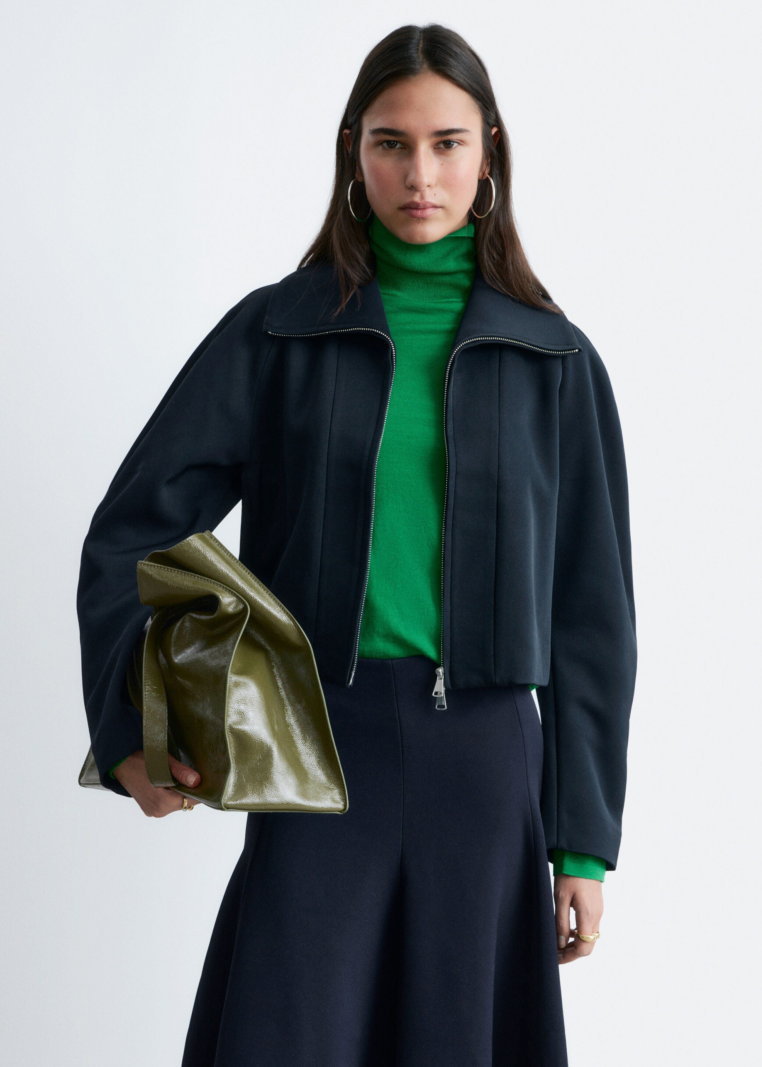 앤아더스토리즈 스컬프처럴 슬리브 자켓의 네이비 블루컬러 ECOMLook입니다.