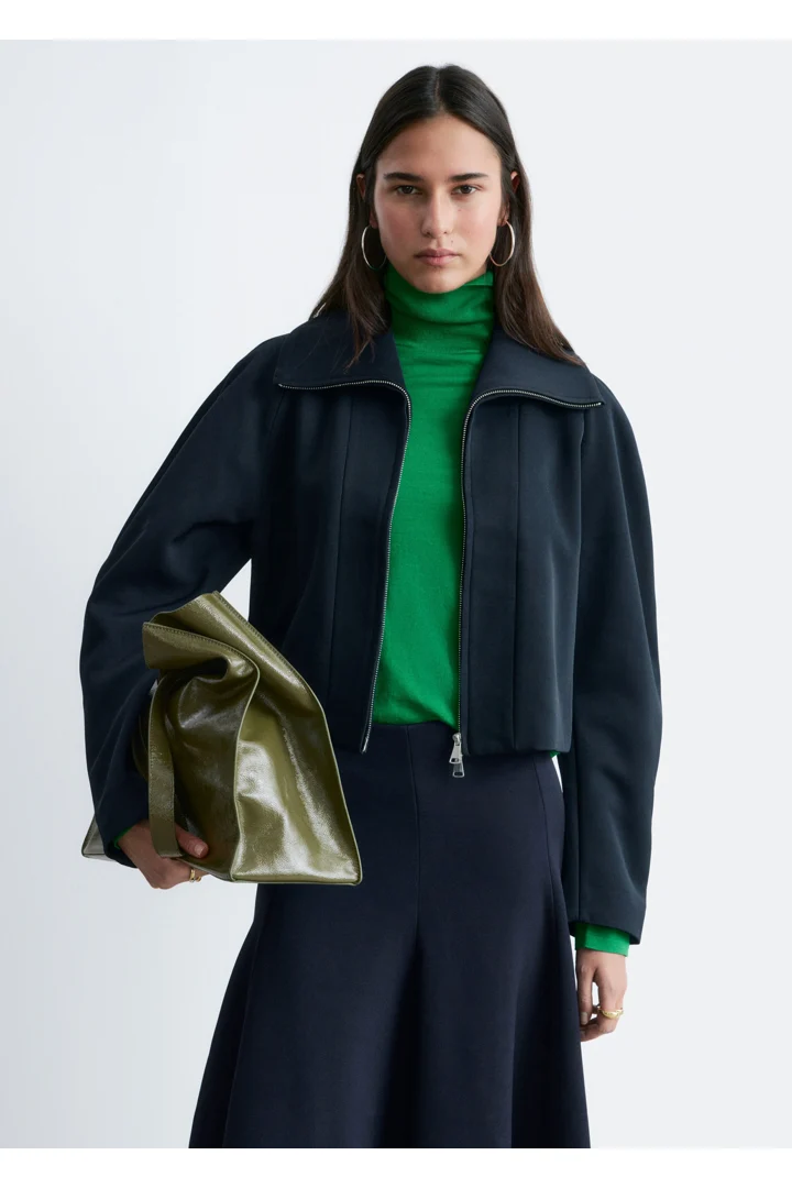 앤아더스토리즈 스컬프처럴 슬리브 자켓의 네이비 블루컬러 ECOMLook입니다.