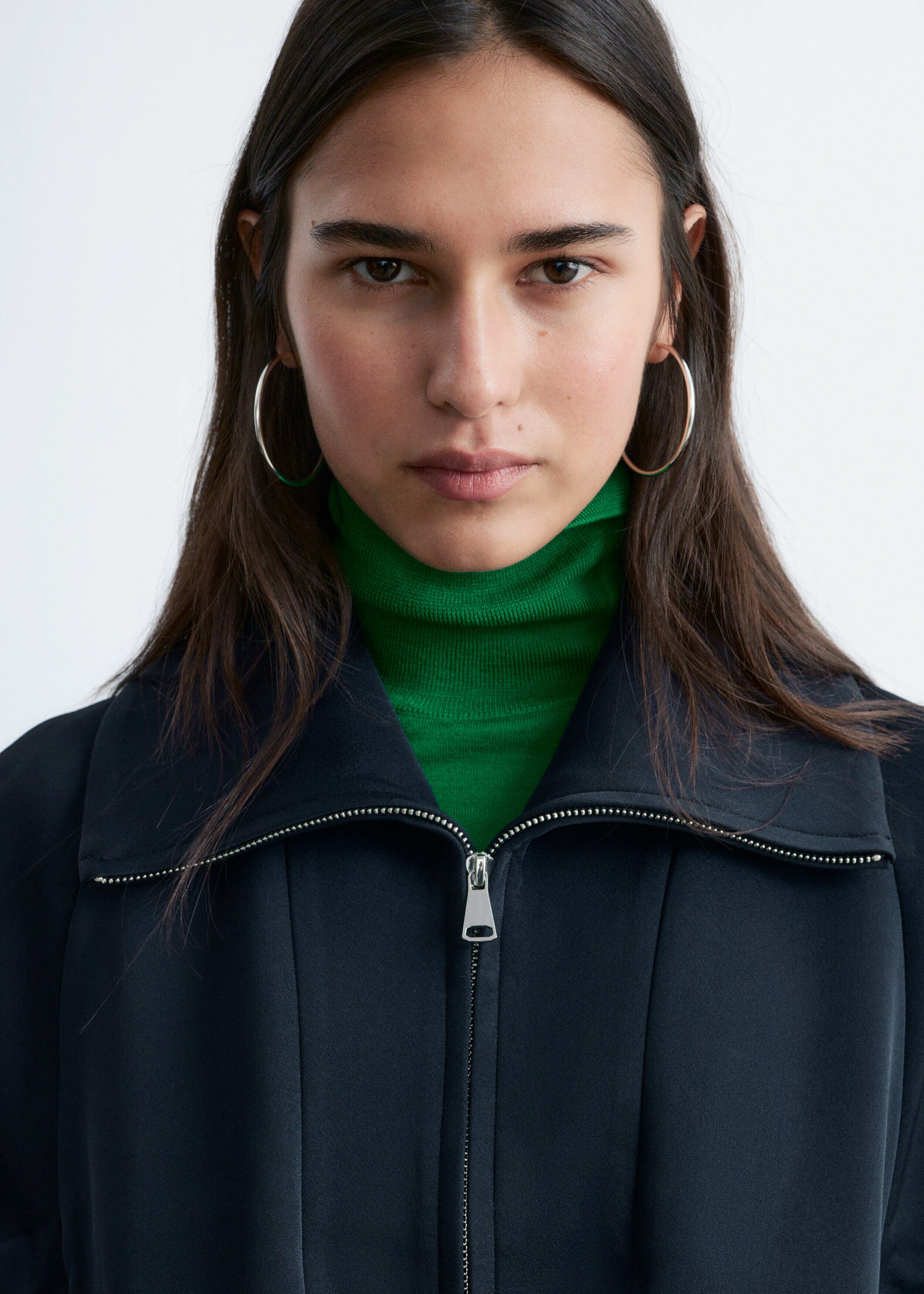 앤아더스토리즈 스컬프처럴 슬리브 자켓의 네이비 블루컬러 ECOMLook입니다.