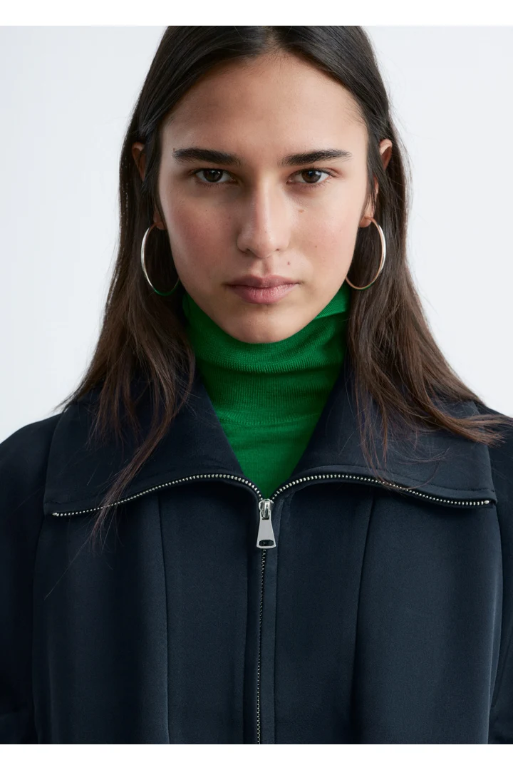 앤아더스토리즈 스컬프처럴 슬리브 자켓의 네이비 블루컬러 ECOMLook입니다.