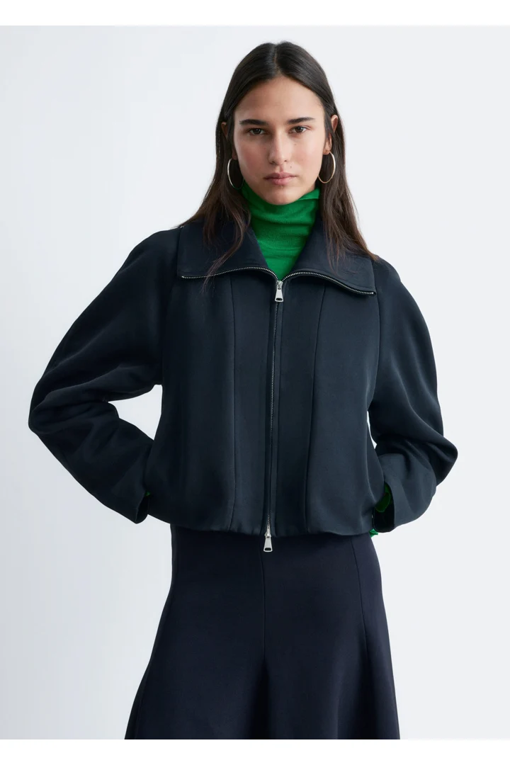 앤아더스토리즈 스컬프처럴 슬리브 자켓의 네이비 블루컬러 ECOMLook입니다.