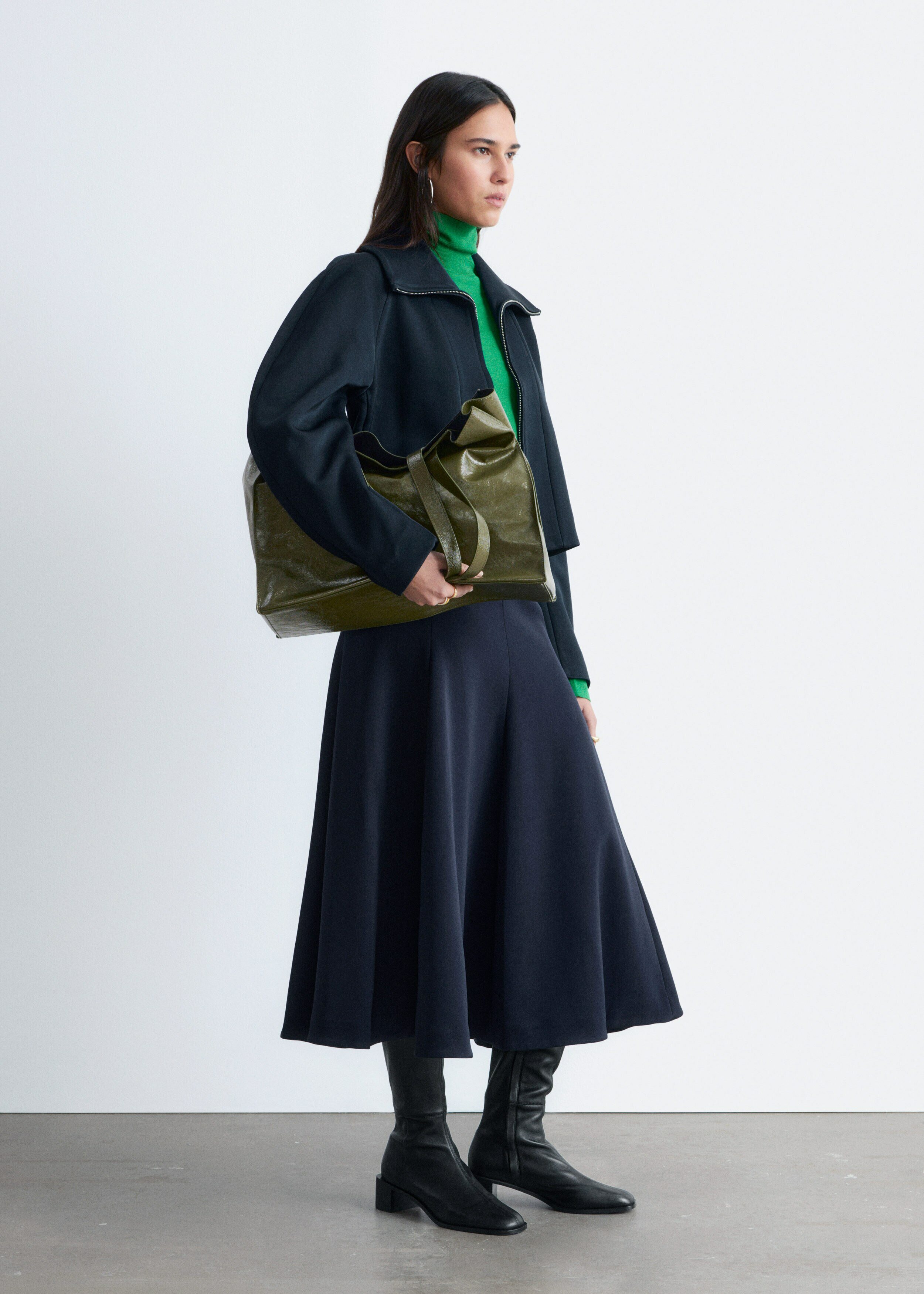 앤아더스토리즈 스컬프처럴 슬리브 자켓의 네이비 블루컬러 ECOMLook입니다.