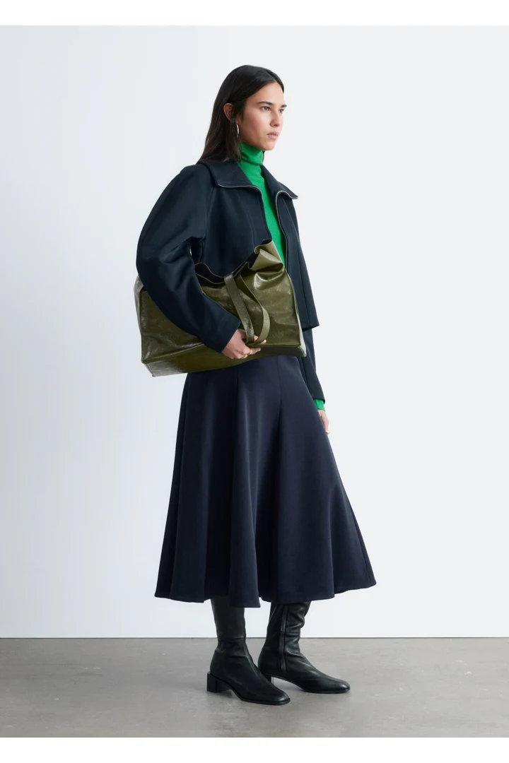 앤아더스토리즈 스컬프처럴 슬리브 자켓의 네이비 블루컬러 ECOMLook입니다.