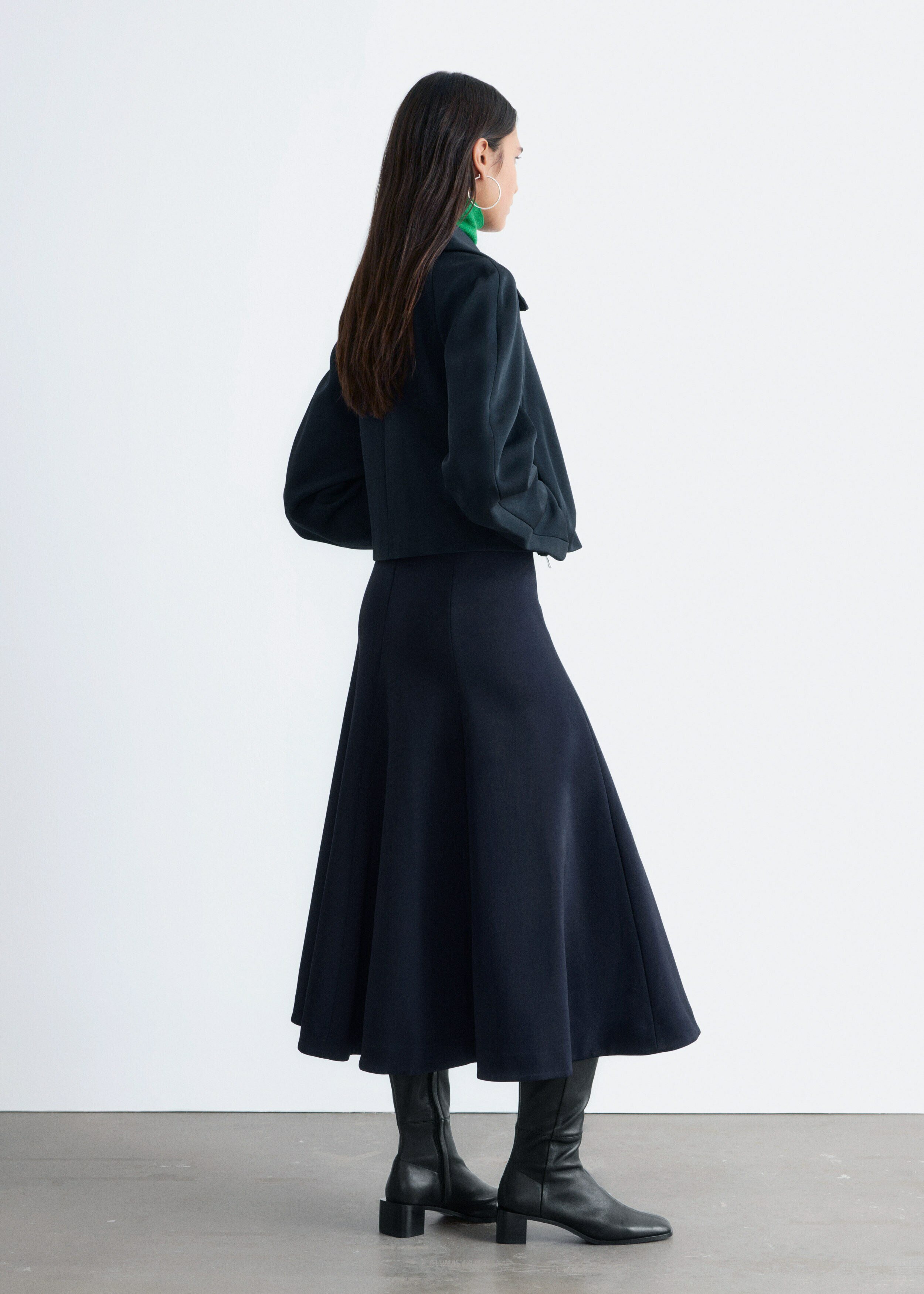 앤아더스토리즈 스컬프처럴 슬리브 자켓의 네이비 블루컬러 ECOMLook입니다.