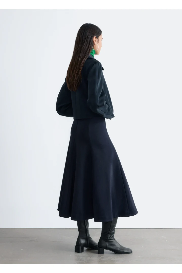 앤아더스토리즈 스컬프처럴 슬리브 자켓의 네이비 블루컬러 ECOMLook입니다.