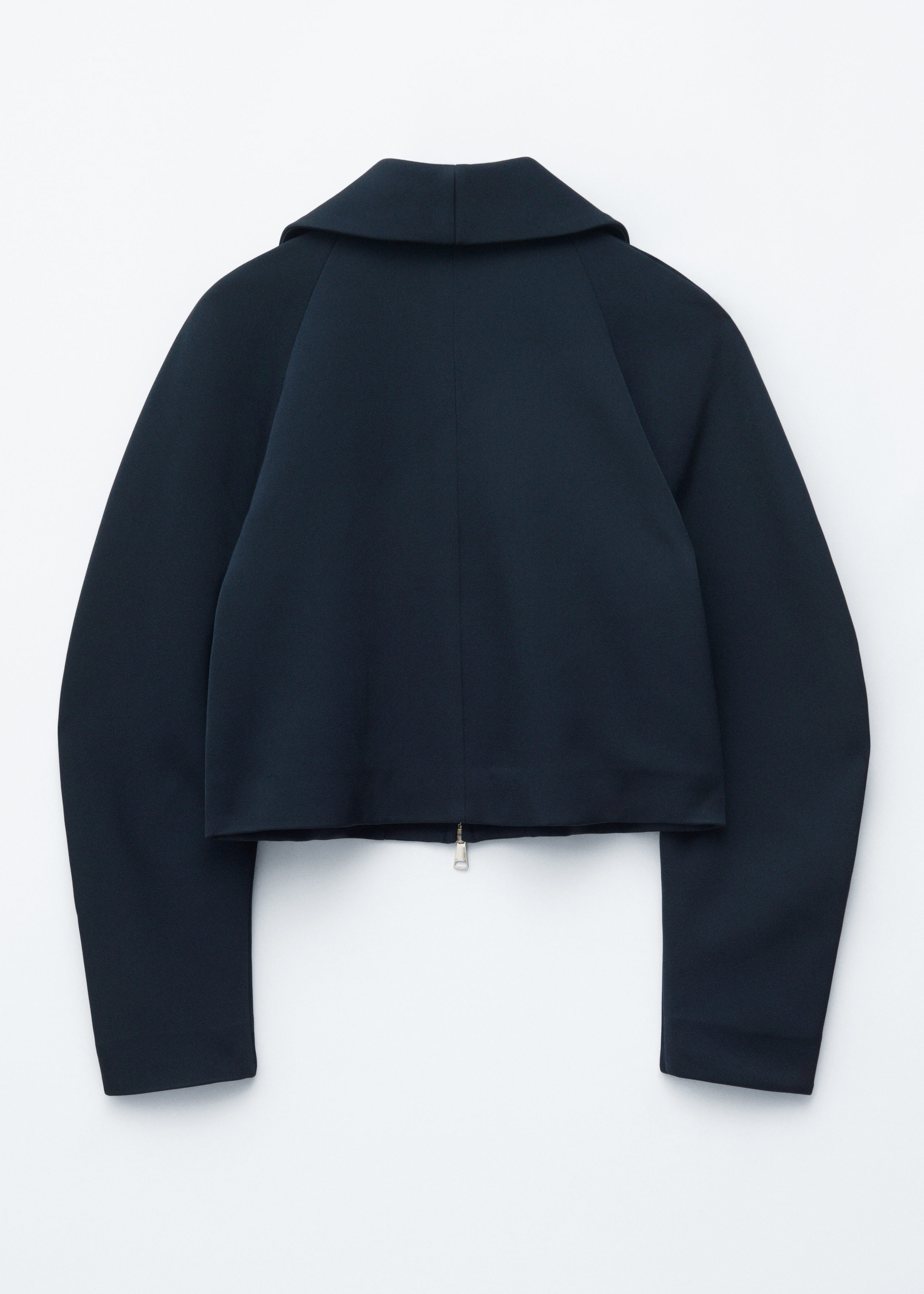 앤아더스토리즈 스컬프처럴 슬리브 자켓의 네이비 블루컬러 Product입니다.