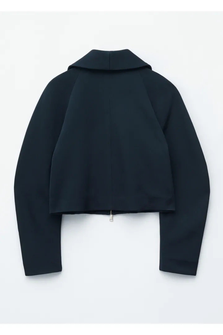 앤아더스토리즈 스컬프처럴 슬리브 자켓의 네이비 블루컬러 Product입니다.