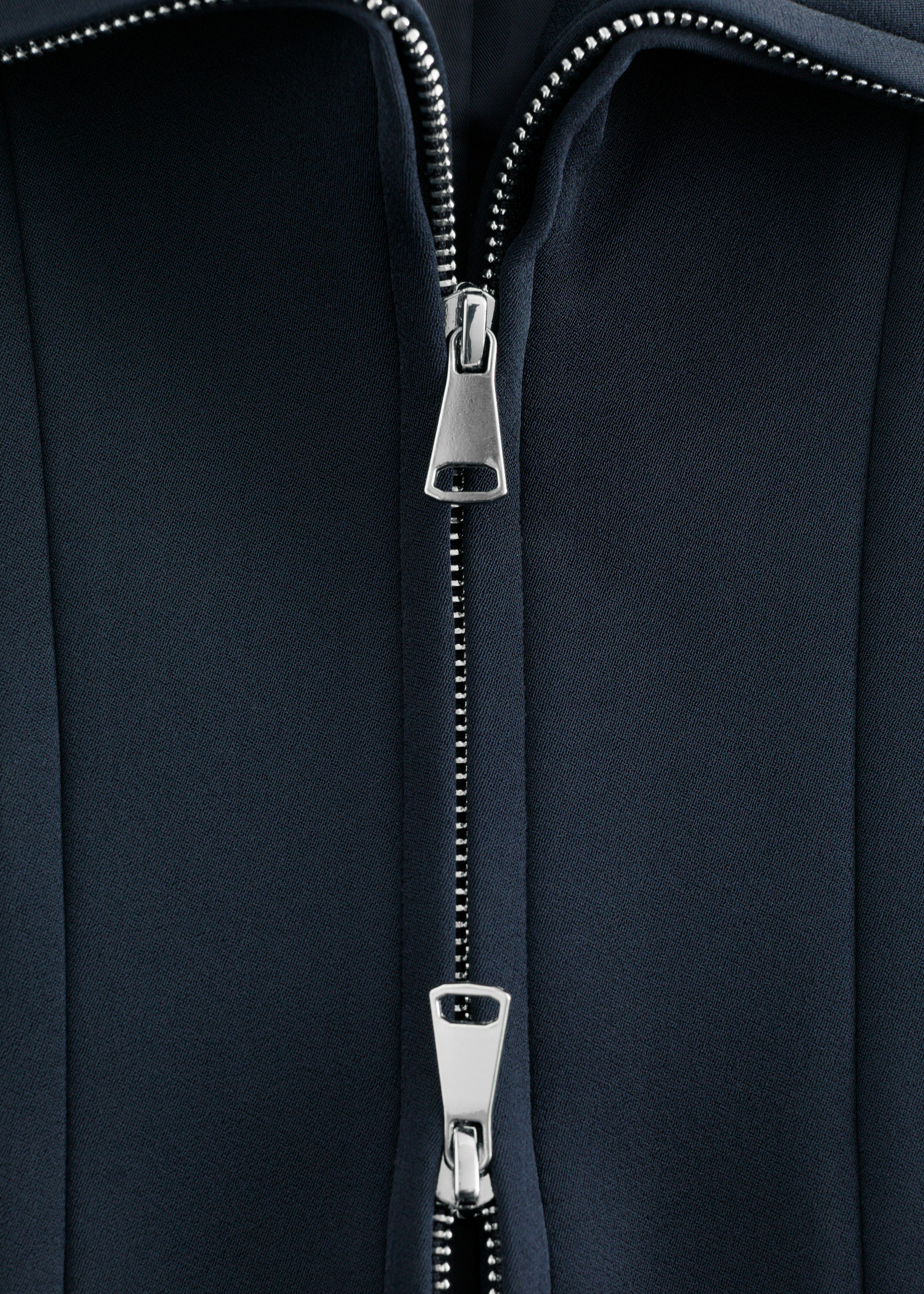 앤아더스토리즈 스컬프처럴 슬리브 자켓의 네이비 블루컬러 Detail입니다.