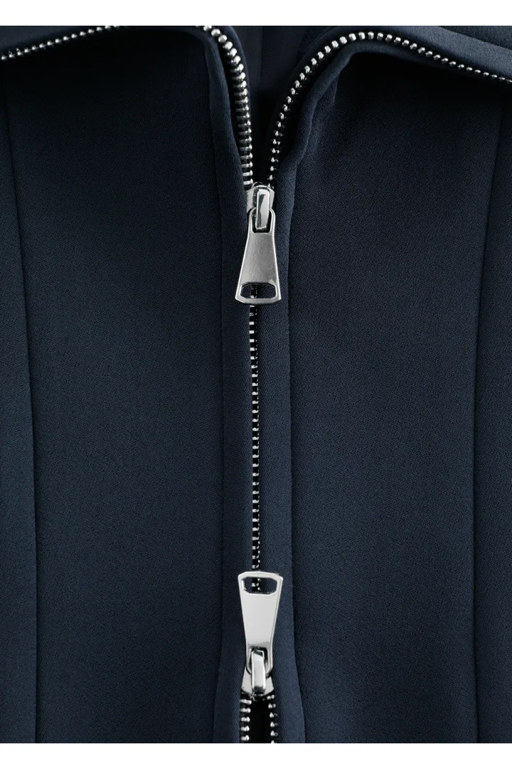 앤아더스토리즈 스컬프처럴 슬리브 자켓의 네이비 블루컬러 Detail입니다.