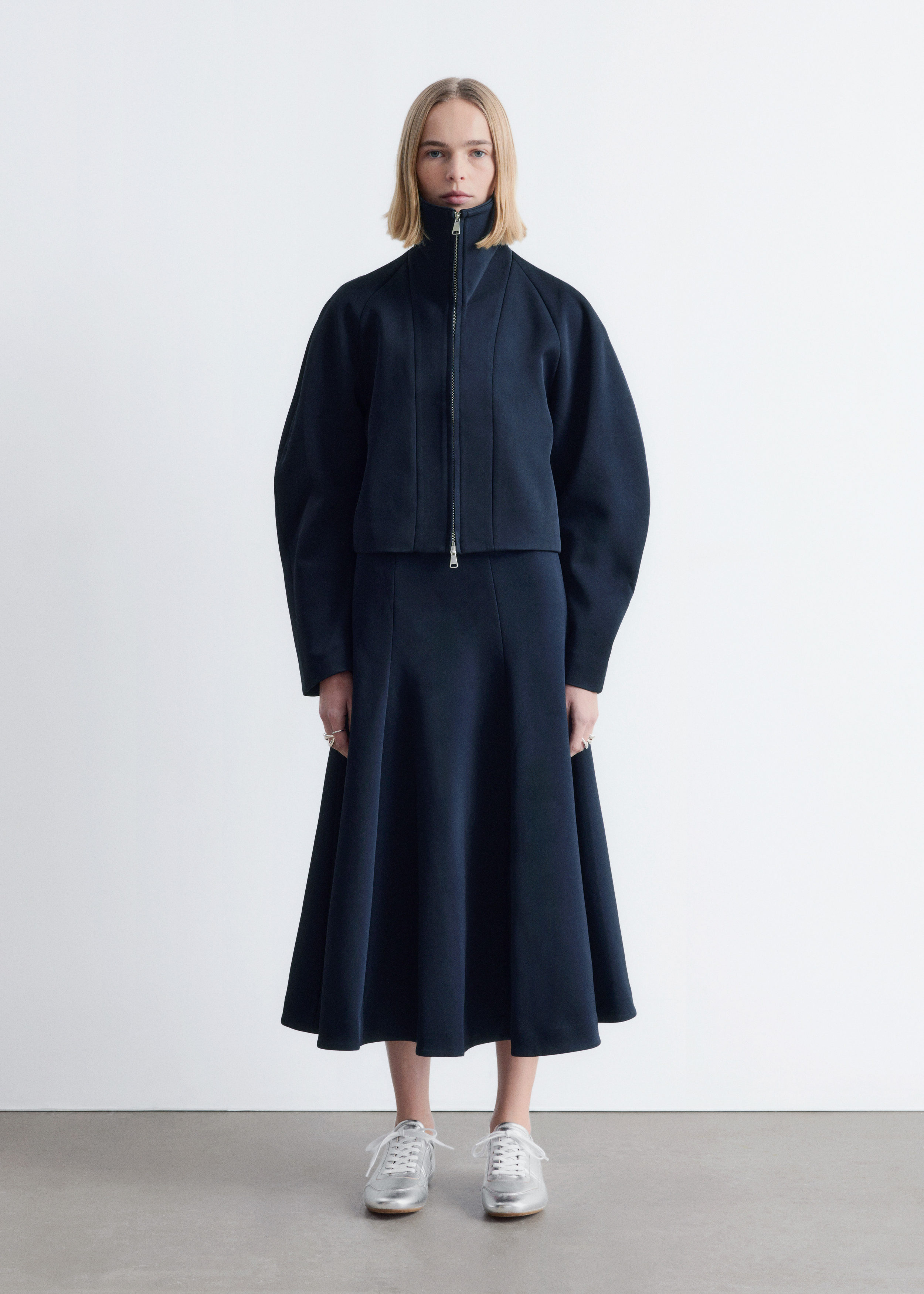 앤아더스토리즈 스컬프처럴 슬리브 자켓의 네이비 블루컬러 ECOMLook입니다.