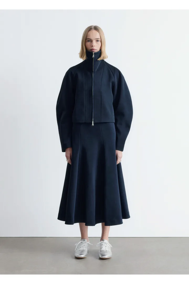 앤아더스토리즈 스컬프처럴 슬리브 자켓의 네이비 블루컬러 ECOMLook입니다.