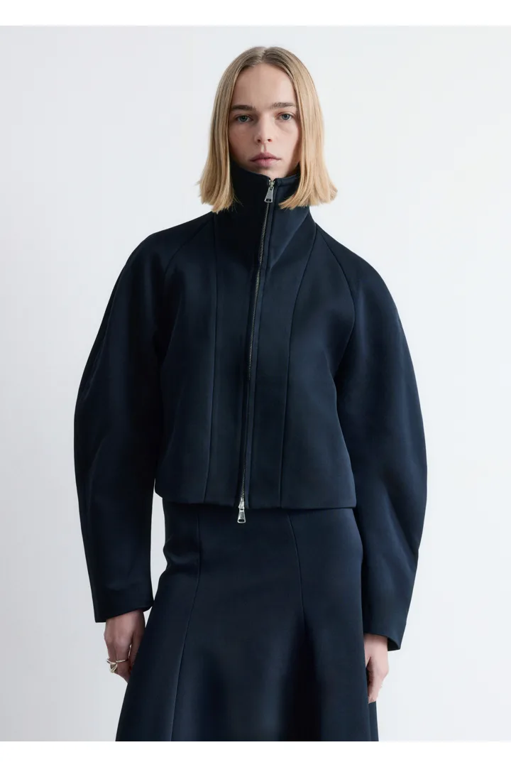 앤아더스토리즈 스컬프처럴 슬리브 자켓의 네이비 블루컬러 ECOMLook입니다.