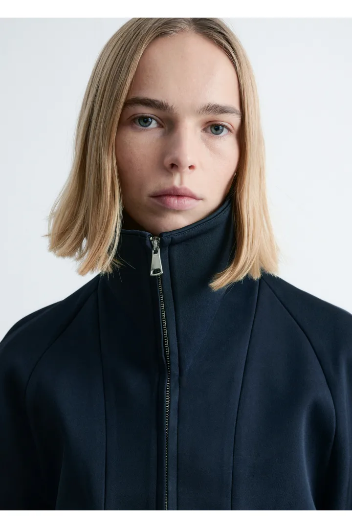 앤아더스토리즈 스컬프처럴 슬리브 자켓의 네이비 블루컬러 ECOMLook입니다.