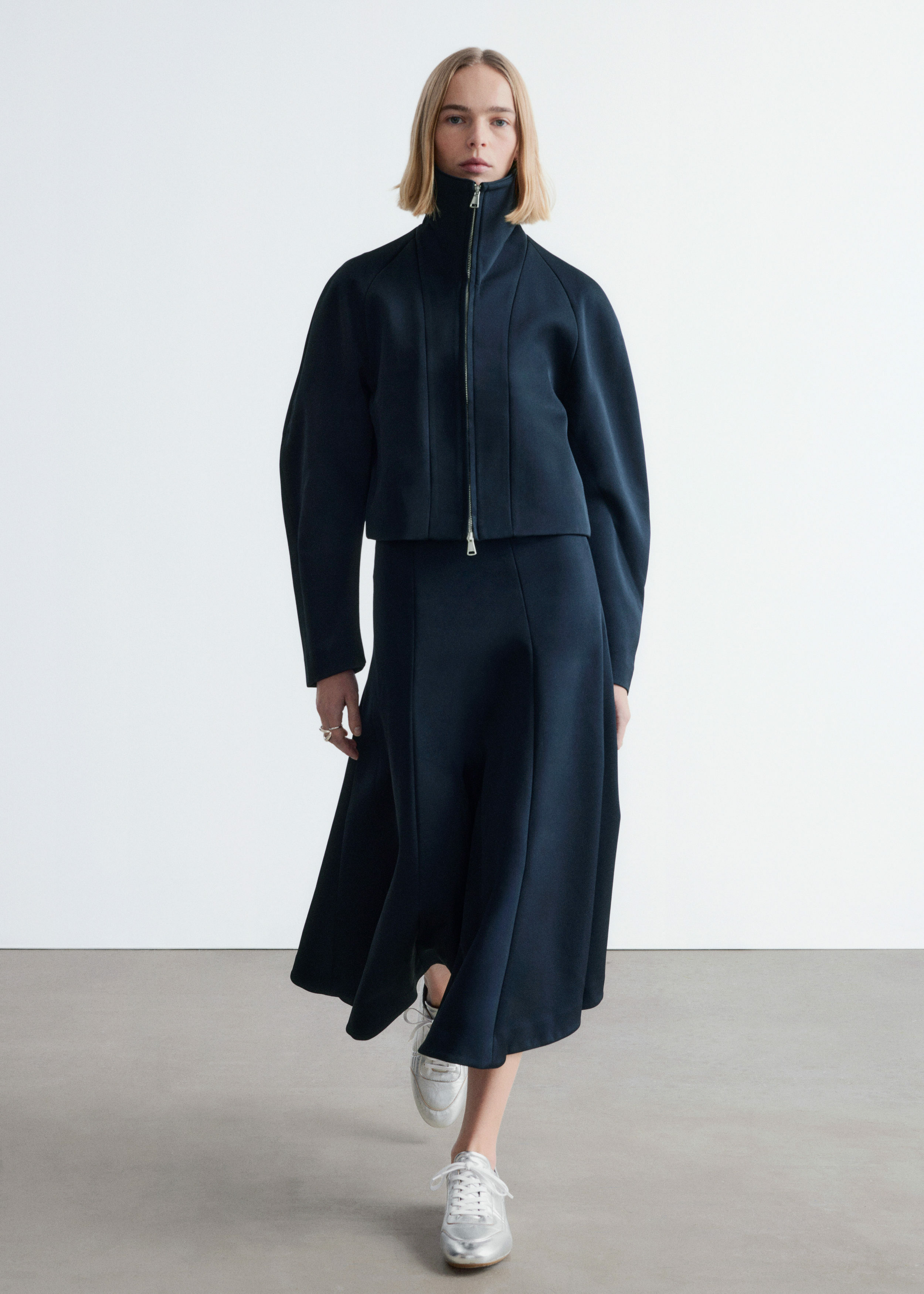 앤아더스토리즈 스컬프처럴 슬리브 자켓의 네이비 블루컬러 ECOMLook입니다.