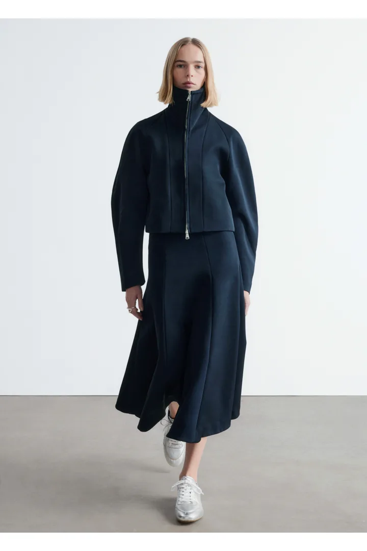 앤아더스토리즈 스컬프처럴 슬리브 자켓의 네이비 블루컬러 ECOMLook입니다.