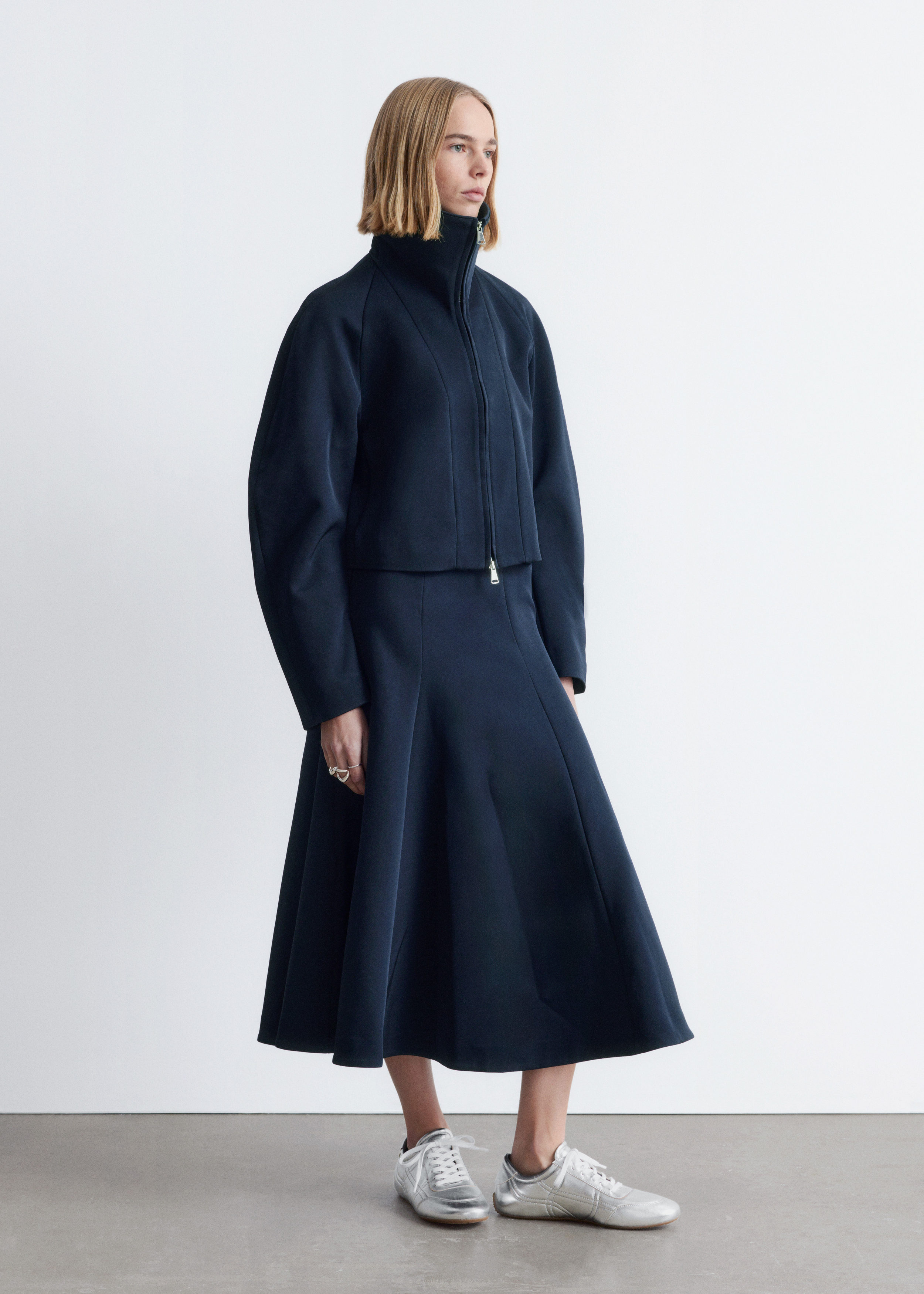 앤아더스토리즈 스컬프처럴 슬리브 자켓의 네이비 블루컬러 ECOMLook입니다.