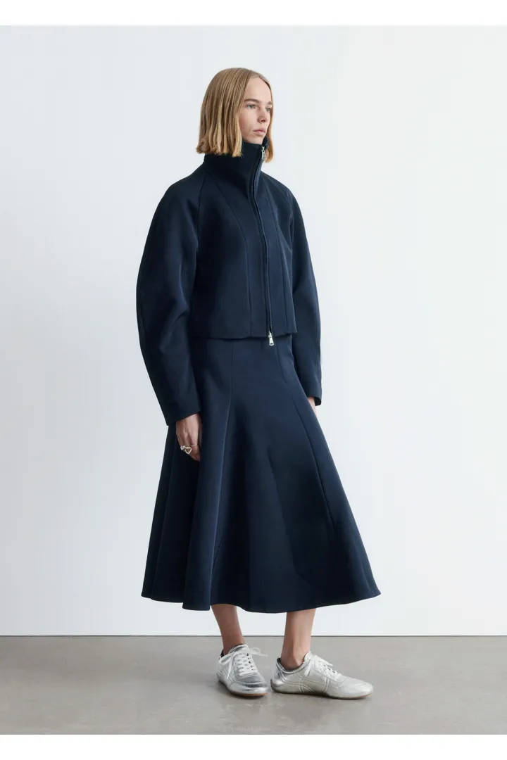 앤아더스토리즈 스컬프처럴 슬리브 자켓의 네이비 블루컬러 ECOMLook입니다.