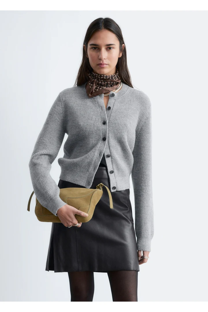 앤아더스토리즈 립 니트 가디건의 그레이컬러 ECOMLook입니다.