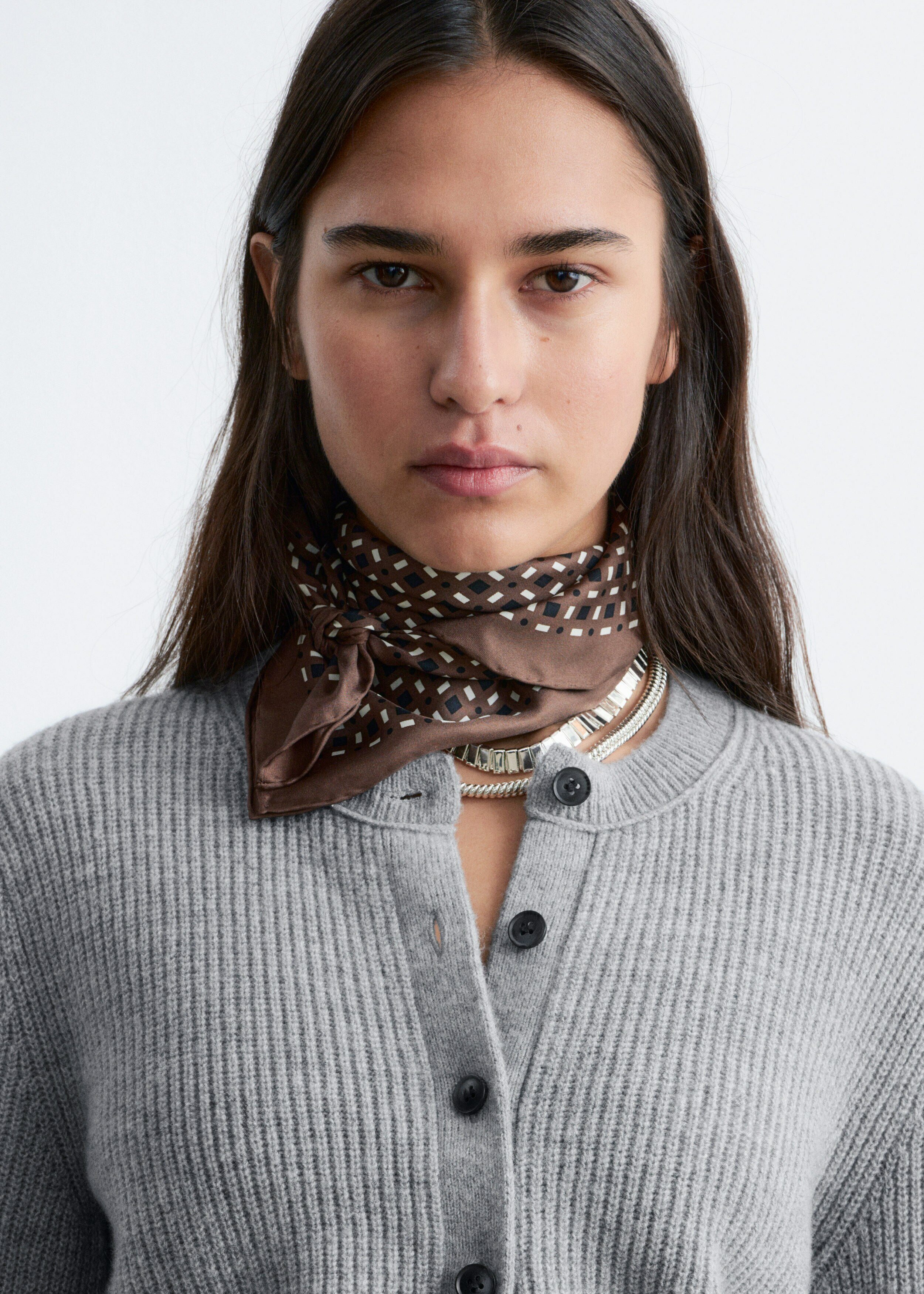 앤아더스토리즈 립 니트 가디건의 그레이컬러 ECOMLook입니다.