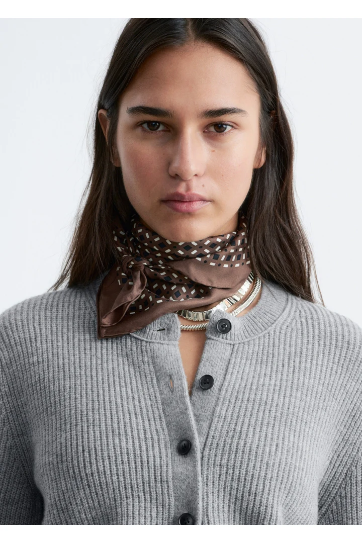 앤아더스토리즈 립 니트 가디건의 그레이컬러 ECOMLook입니다.