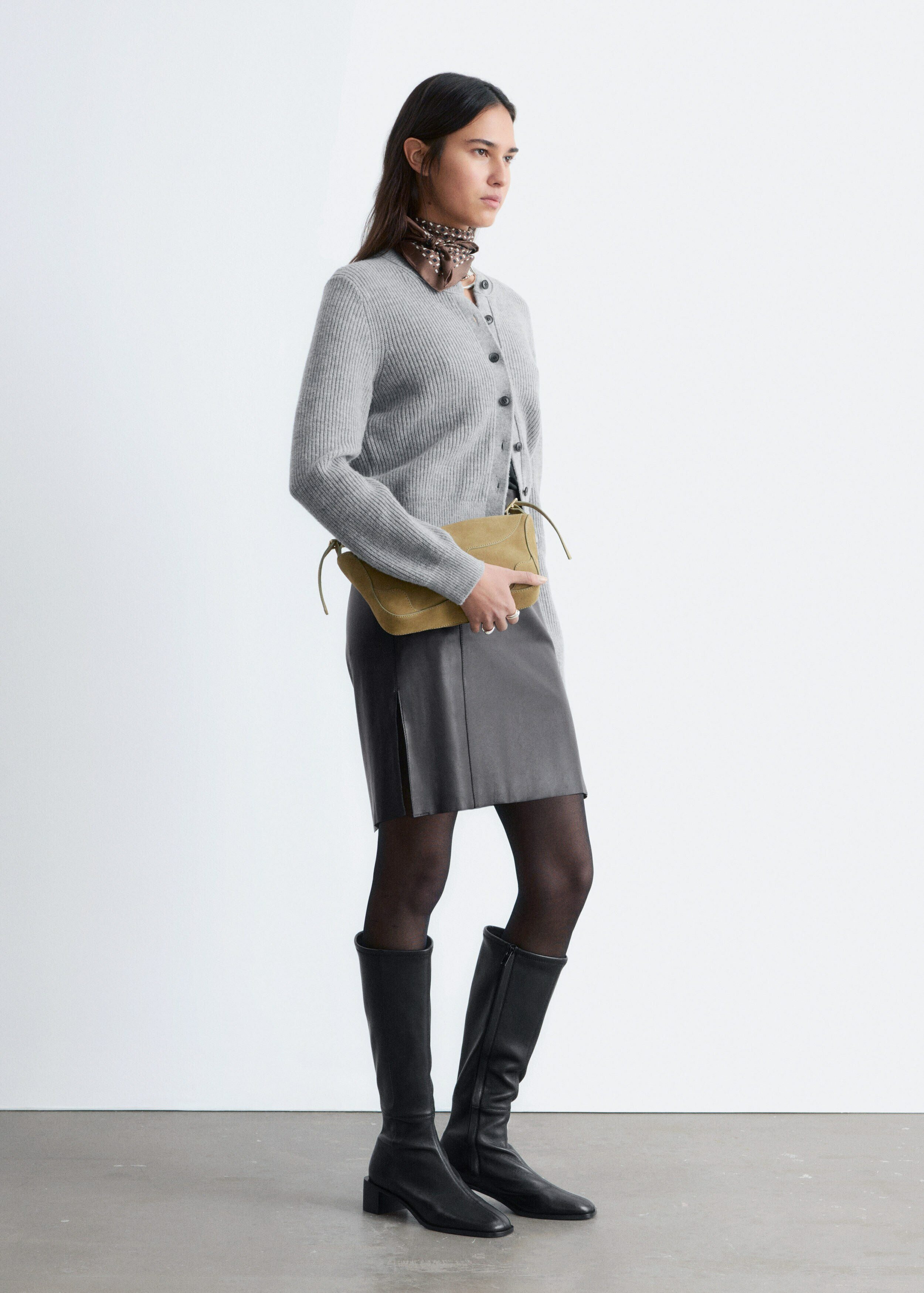 앤아더스토리즈 립 니트 가디건의 그레이컬러 ECOMLook입니다.