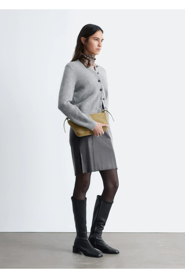 앤아더스토리즈 립 니트 가디건의 그레이컬러 ECOMLook입니다.