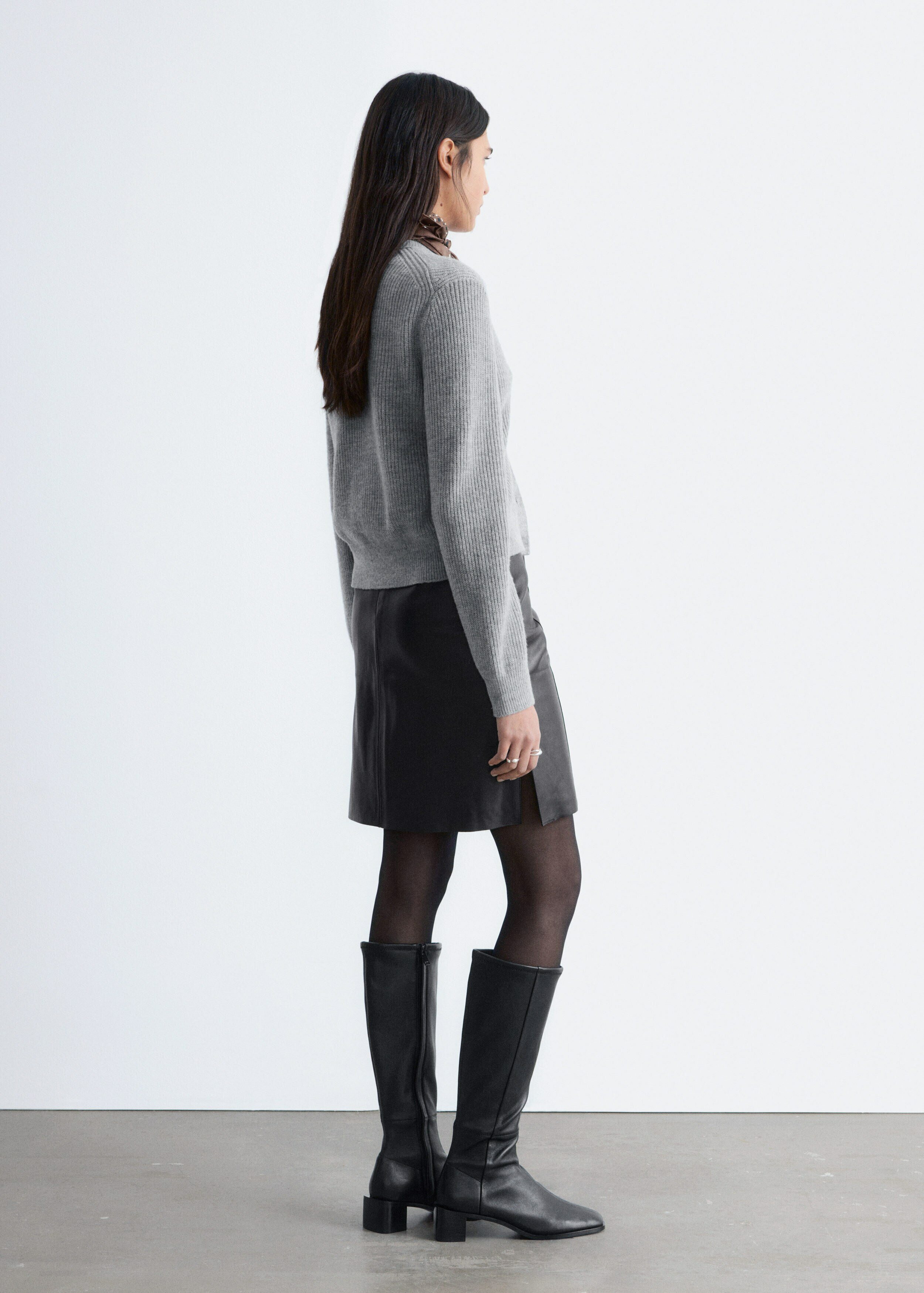 앤아더스토리즈 립 니트 가디건의 그레이컬러 ECOMLook입니다.