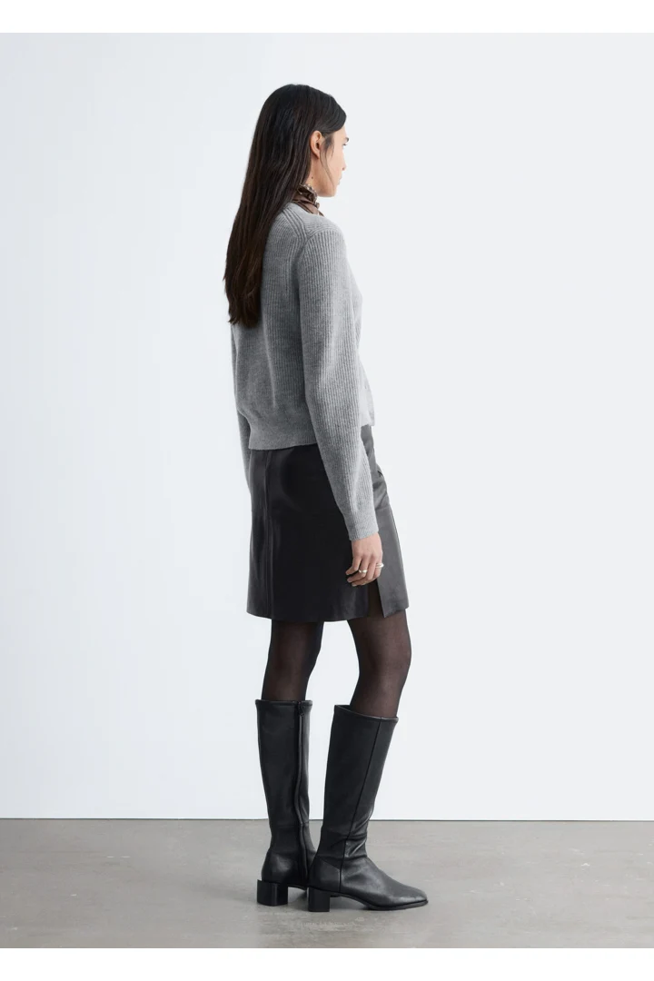 앤아더스토리즈 립 니트 가디건의 그레이컬러 ECOMLook입니다.