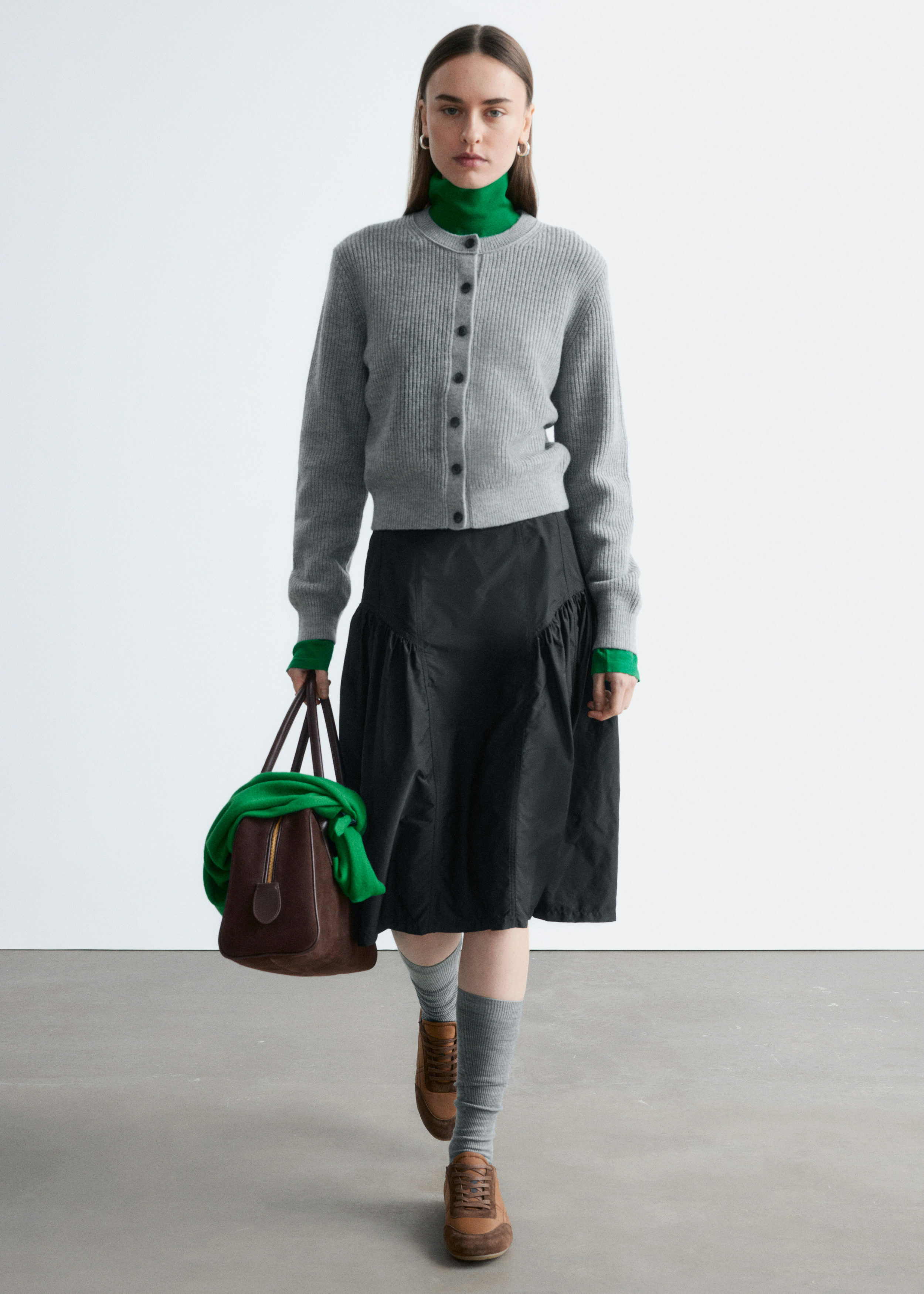 앤아더스토리즈 립 니트 가디건의 그레이컬러 ECOMLook입니다.