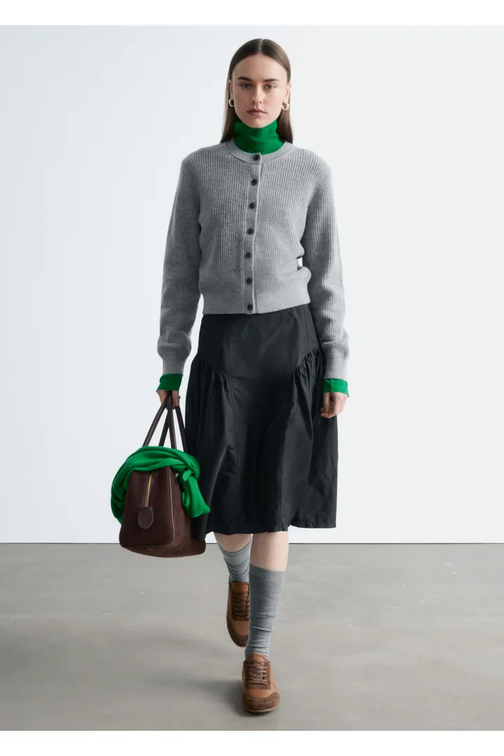 앤아더스토리즈 립 니트 가디건의 그레이컬러 ECOMLook입니다.