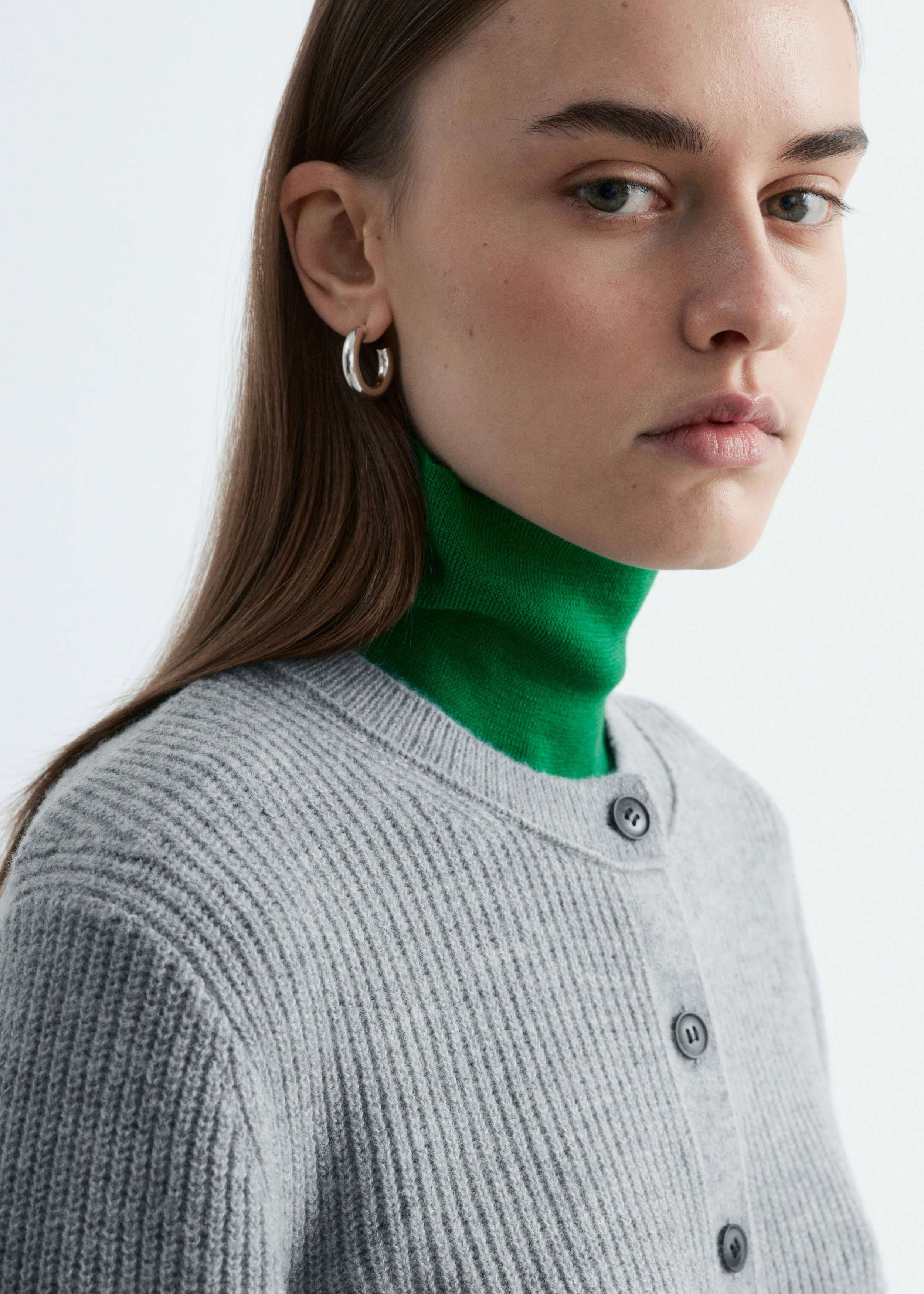 앤아더스토리즈 립 니트 가디건의 그레이컬러 ECOMLook입니다.