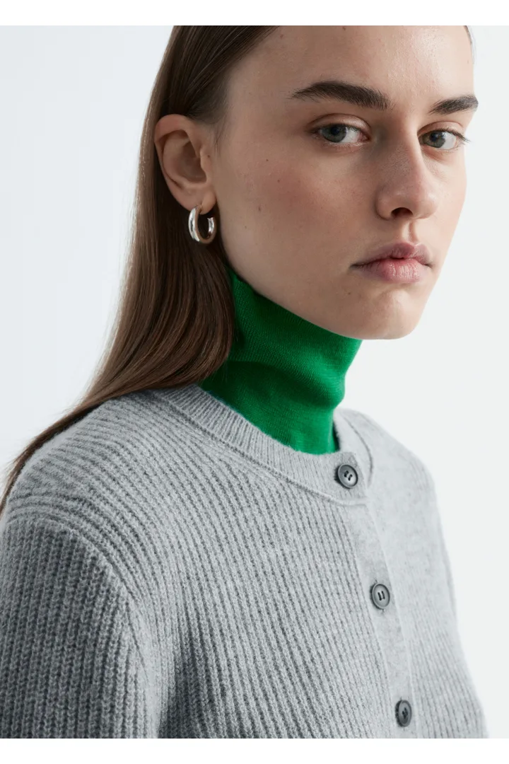 앤아더스토리즈 립 니트 가디건의 그레이컬러 ECOMLook입니다.