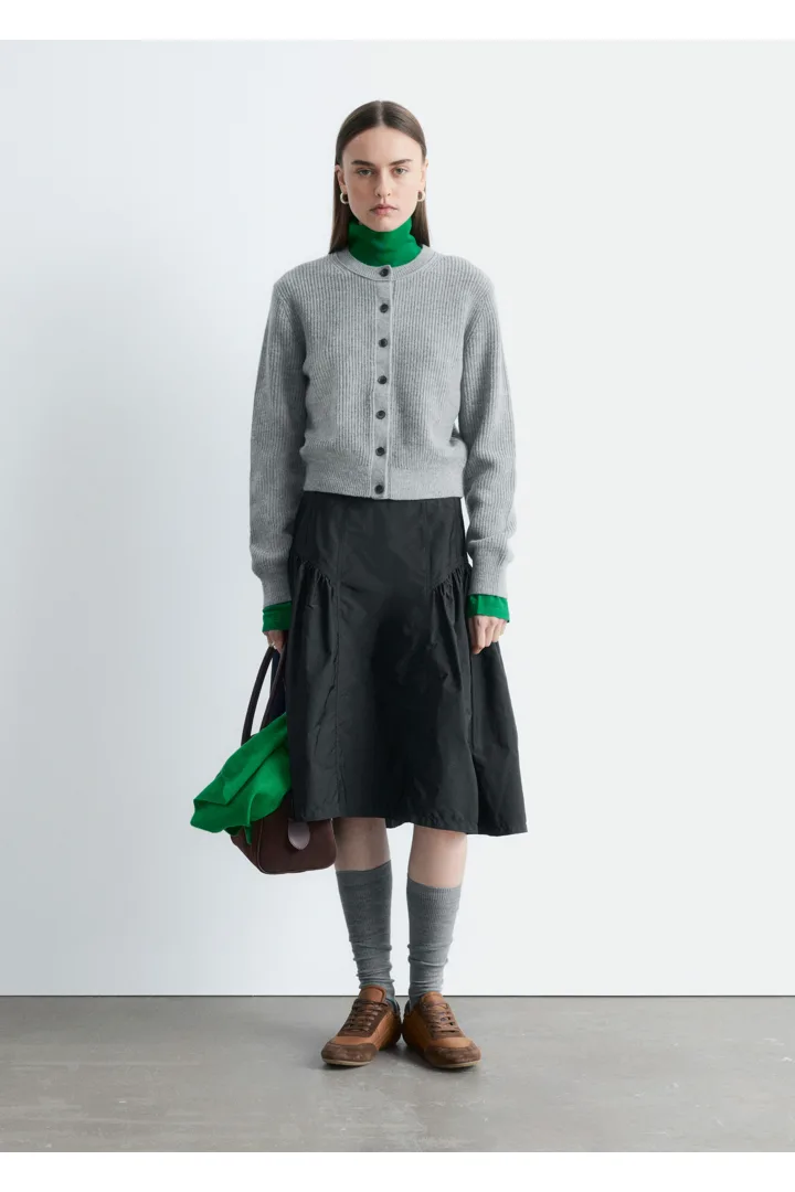 앤아더스토리즈 립 니트 가디건의 그레이컬러 ECOMLook입니다.