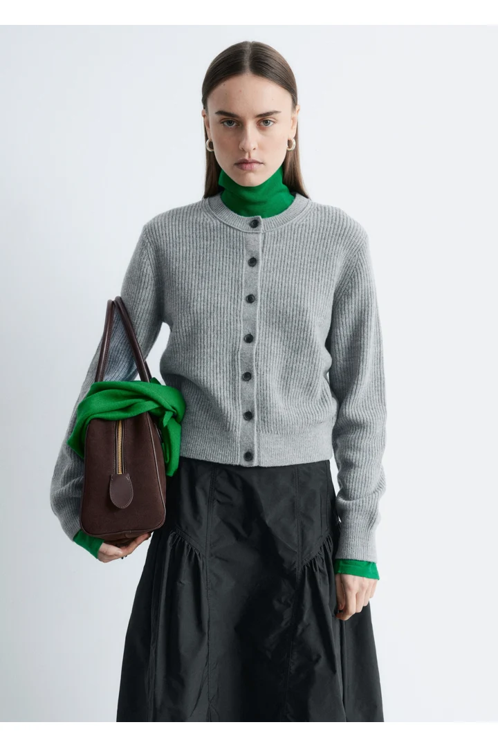 앤아더스토리즈 립 니트 가디건의 그레이컬러 ECOMLook입니다.