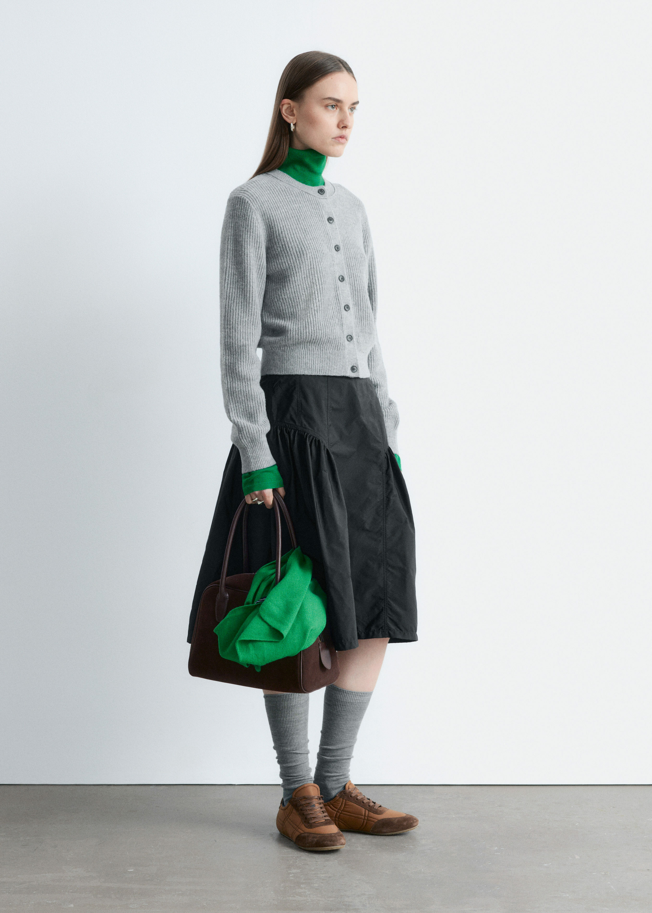 앤아더스토리즈 립 니트 가디건의 그레이컬러 ECOMLook입니다.