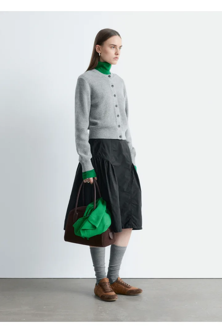 앤아더스토리즈 립 니트 가디건의 그레이컬러 ECOMLook입니다.