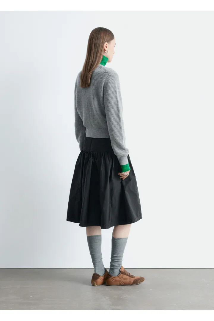 앤아더스토리즈 립 니트 가디건의 그레이컬러 ECOMLook입니다.