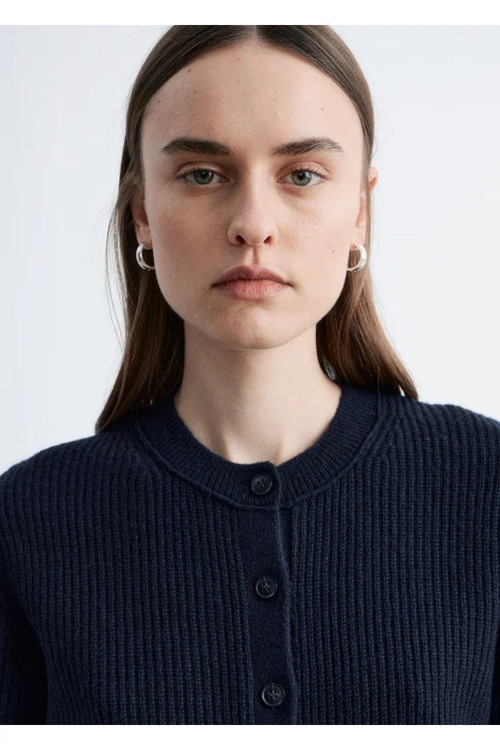 앤아더스토리즈 립 니트 가디건의 네이비 블루컬러 ECOMLook입니다.