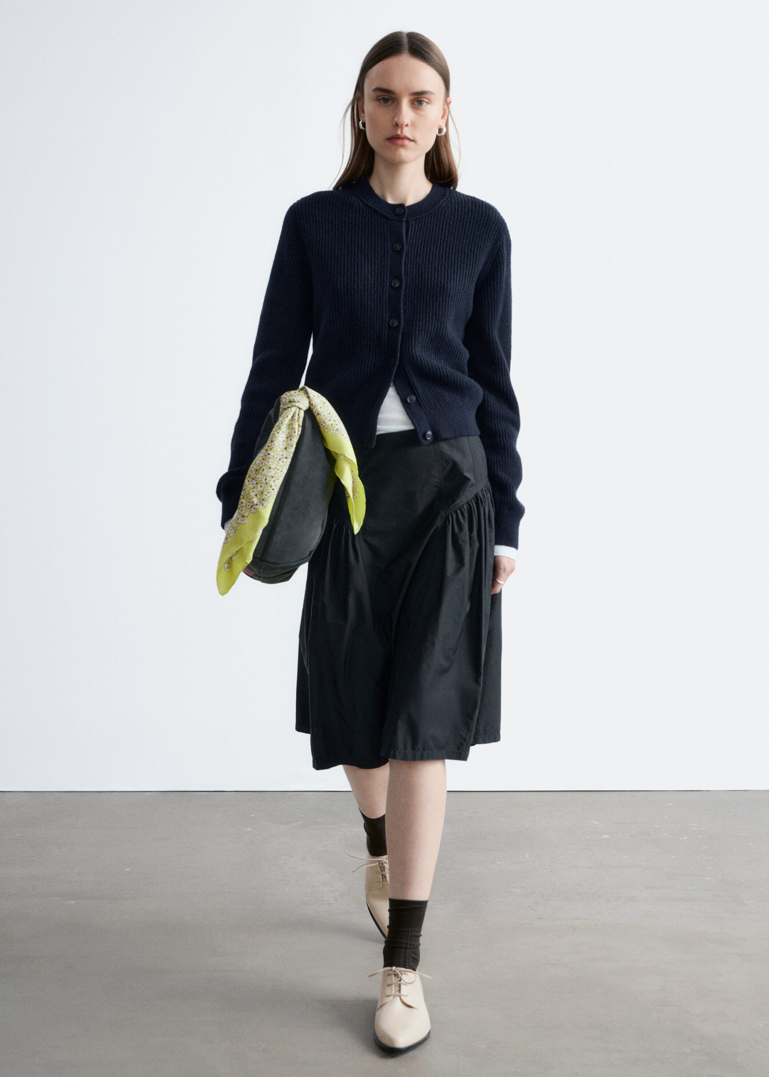 앤아더스토리즈 립 니트 가디건의 네이비 블루컬러 ECOMLook입니다.