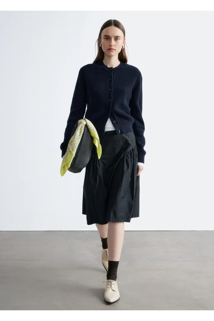 앤아더스토리즈 립 니트 가디건의 네이비 블루컬러 ECOMLook입니다.