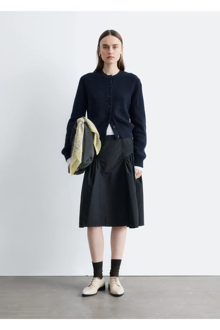 앤아더스토리즈 립 니트 가디건의 네이비 블루컬러 ECOMLook입니다.