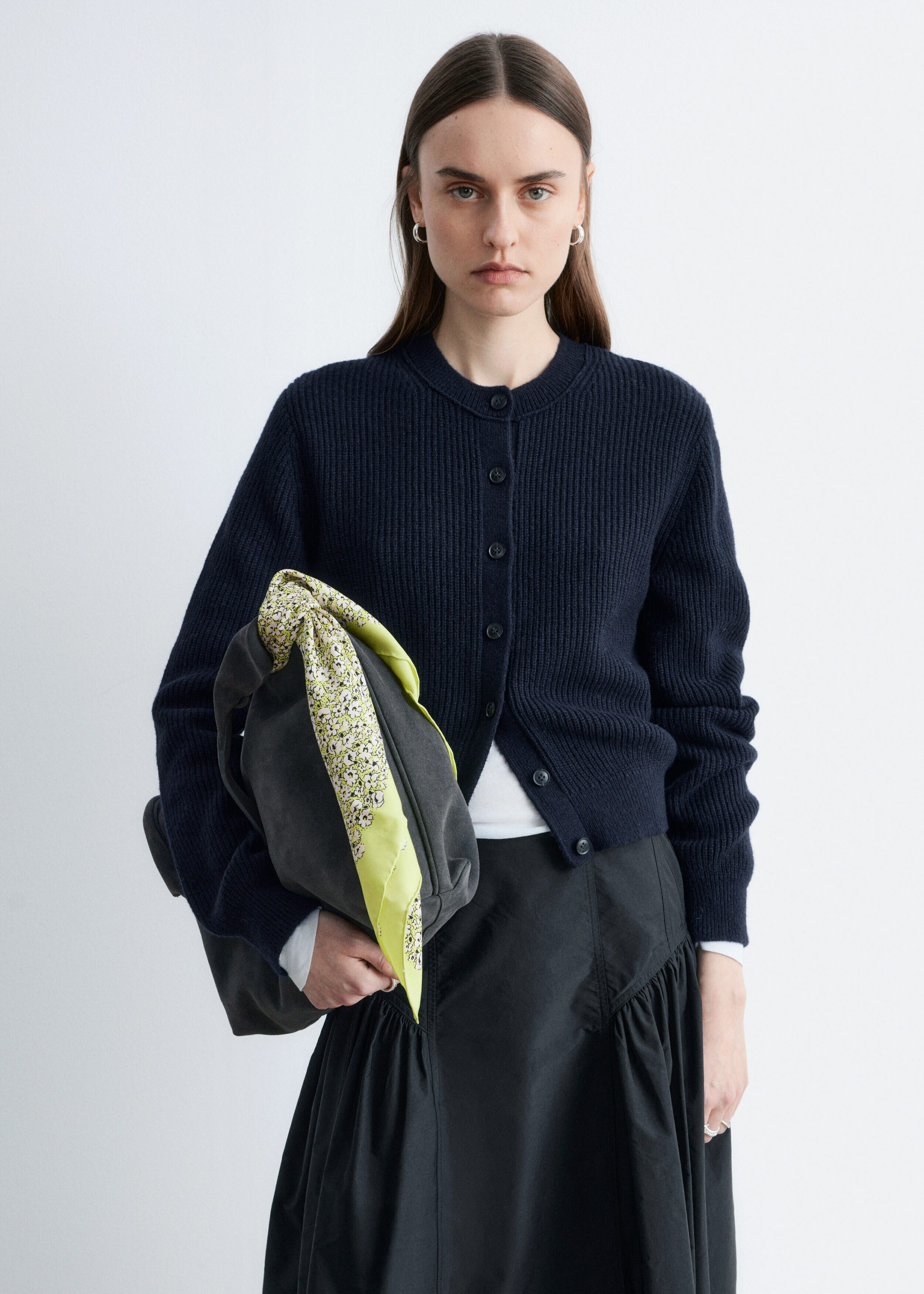 앤아더스토리즈 립 니트 가디건의 네이비 블루컬러 ECOMLook입니다.