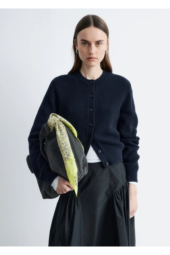 앤아더스토리즈 립 니트 가디건의 네이비 블루컬러 ECOMLook입니다.