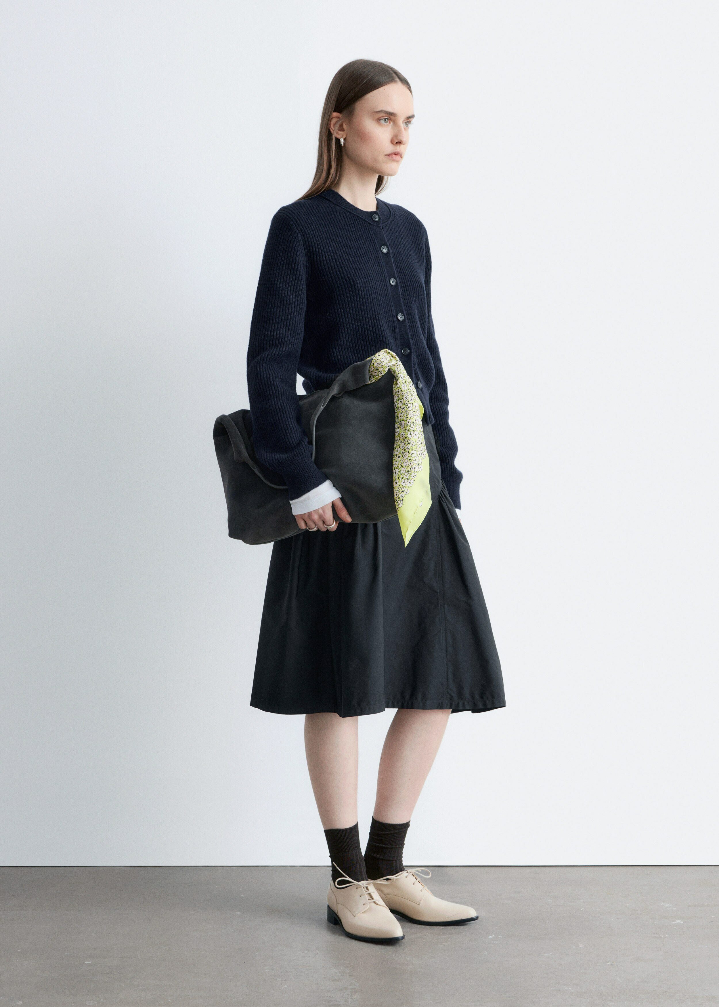 앤아더스토리즈 립 니트 가디건의 네이비 블루컬러 ECOMLook입니다.